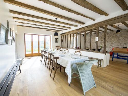 Grande Maison avec terrasse et proche rivière en Berry - FR-1-591-13 (Grande Maison avec terrasse et proche riviere en Berry - FR-1-591-13) in Badecon-Le-Pin