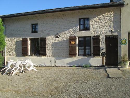 . Maison cosy avec terrasse, 3 chambres, wifi, animaux acceptés, idéal pour familles en Meuse - FR-1-585-2