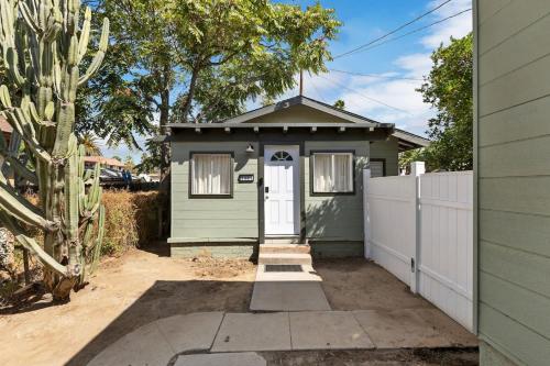 2BR Tiny Home near Mission Inn Festival of Lights – khách sạn tại Trung Tam