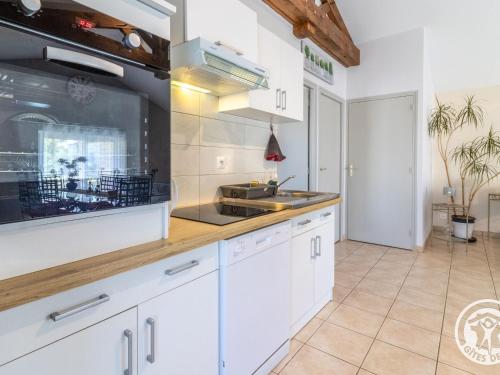 Gîte Lys-Haut-Layon, 2 pièces, 2 personnes - FR-1-622-21 (Gite cosy avec spa privatif, terrasse et parking, au cœur des vignobles du Layon, ideal pour couples) in Nueil-sur-Layon