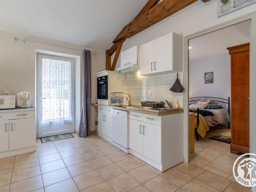 Gîte Lys-Haut-Layon, 2 pièces, 2 personnes - FR-1-622-21 (Gite cosy avec spa privatif, terrasse et parking, au cœur des vignobles du Layon, ideal pour couples) in Nueil-sur-Layon