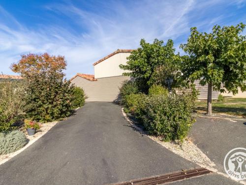 Gîte Lys-Haut-Layon, 2 pièces, 2 personnes - FR-1-622-21 (Gite cosy avec spa privatif, terrasse et parking, au cœur des vignobles du Layon, ideal pour couples) in Nueil-sur-Layon
