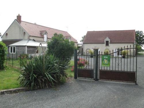 . Gîte familial près de l'étang des Bois avec cheminée et véranda chauffée