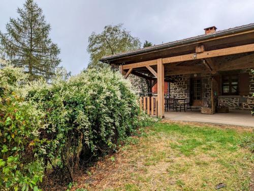 . Gîte familial près de La Chaise-Dieu avec jardin, terrasse, jeux pour enfants et équipements bébé - FR-1-582-287