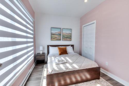 Modern Comforts 3 Bedroom & Full Kitchen & Wifi & Easy Montreal Access – khách sạn tại Longueuil