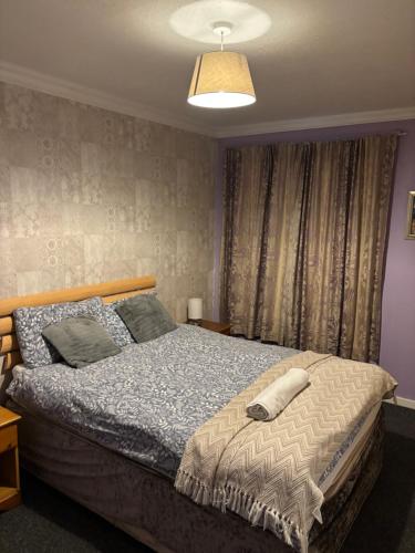 OakHouse- Entire 3 Bedroom Terrace House with Free Parking in 坎伯諾爾德