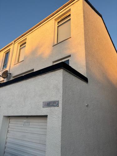 外部景觀, OakHouse- Entire 3 Bedroom Terrace House with Free Parking in 坎伯諾爾德