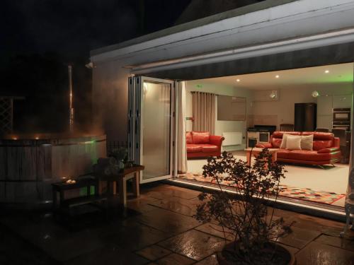 Exterior view, Milton Manor in Gillingham (Dorset)