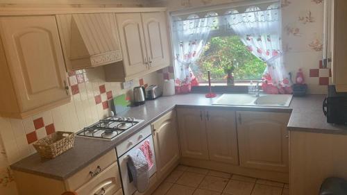 OakHouse- Entire 3 Bedroom Terrace House with Free Parking in 坎伯諾爾德