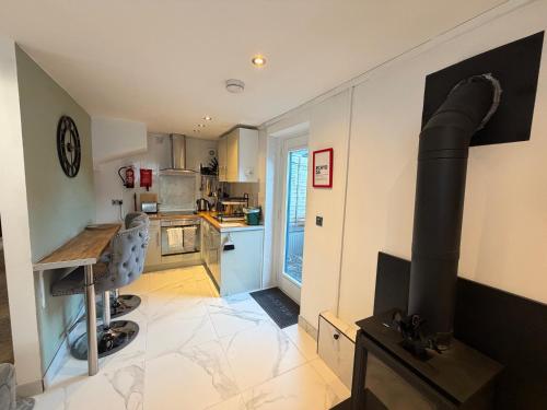 Cardiff Coach House with Hot Tub & Log Fire 5