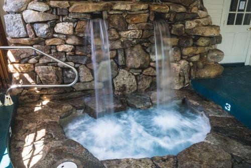 cadă fierbinte, The Common Man Inn, Spa & Lodge in Plymouth