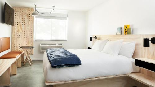 Super 8 by Wyndham Moab - image 20