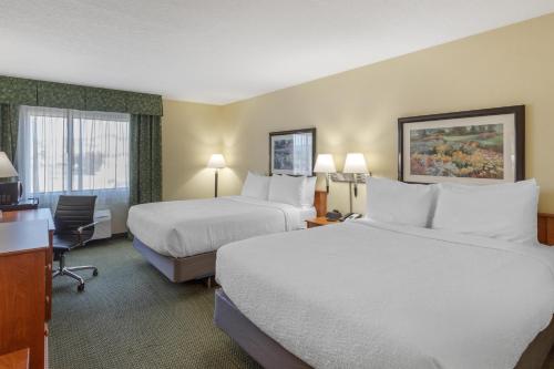 2 queen beds