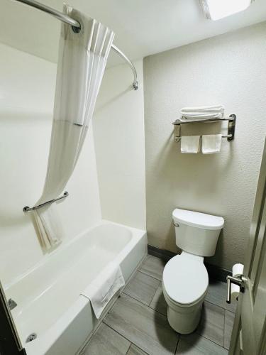 Days Inn by Wyndham Newnan - main image