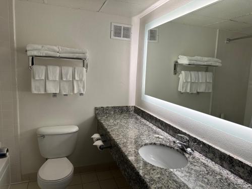 Quality Inn & Suites Everett/Seattle - image 11