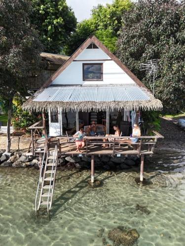 Vairao bungalow sur pilotis bord de lagon – khách sạn tại Vairao