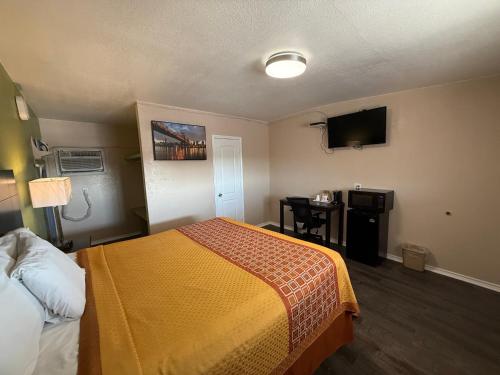 Executive Inn and Kitchenette Suites - image 11