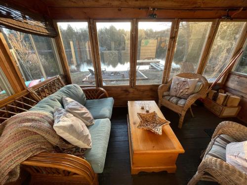 Algonquin Waterfront and Winter Paradise With Sunsets in Algonquin Highlands (ON)