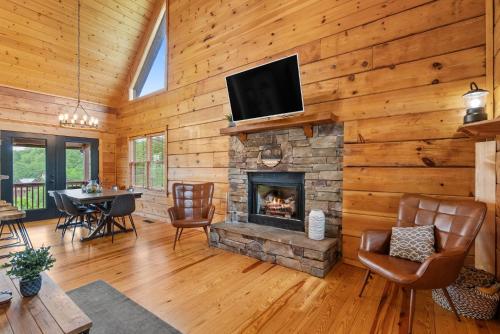 Views ~ Hot Tub~ 2 Decks~Pool Table~GameRoom~Cabin in Swiss, USA
