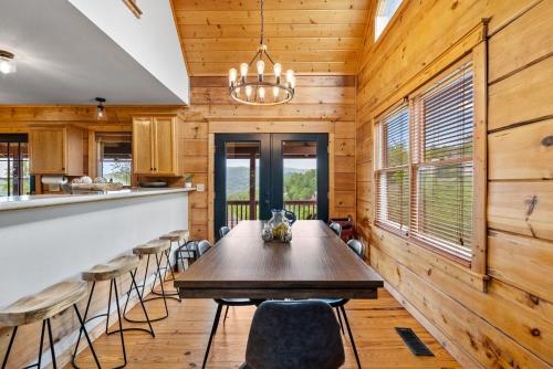 Views ~ Hot Tub~ 2 Decks~Pool Table~GameRoom~Cabin in Swiss, USA