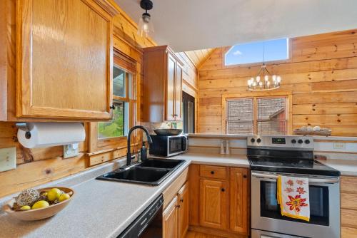 Views ~ Hot Tub~ 2 Decks~Pool Table~GameRoom~Cabin in Swiss, USA