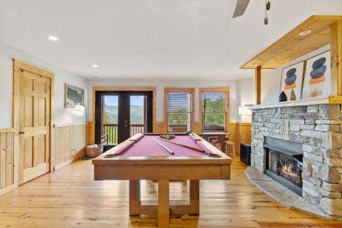 Views ~ Hot Tub~ 2 Decks~Pool Table~GameRoom~Cabin in Swiss, USA