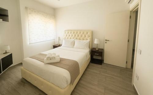 Three-Bedroom Apartment with Stunning Views in عاليه