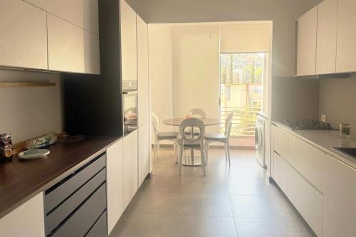 Three-Bedroom Apartment with Stunning Views in عاليه