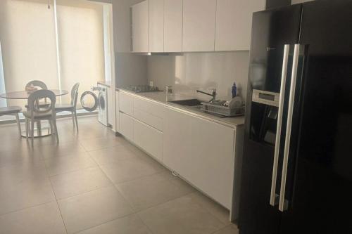 مطبخ, Three-Bedroom Apartment with Stunning Views in عاليه