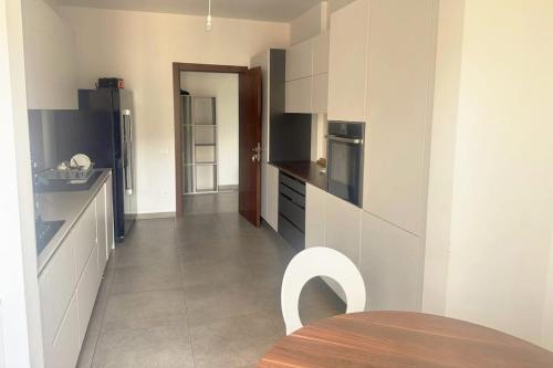 Three-Bedroom Apartment with Stunning Views in عاليه