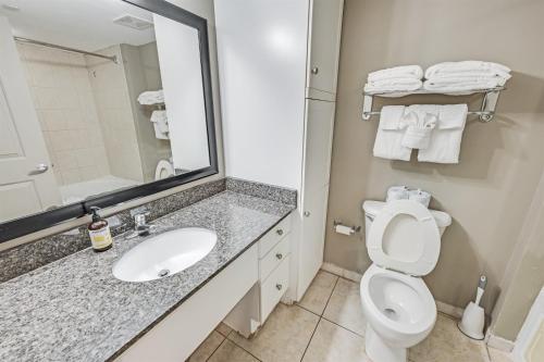Amazing Views from this 12th Floor 1 BR 1BA Cozy Suite! - image 7