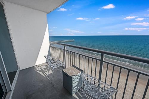 Amazing Views from this 12th Floor 1 BR 1BA Cozy Suite! - image 2