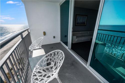 Amazing Views from this 12th Floor 1 BR 1BA Cozy Suite! - image 9