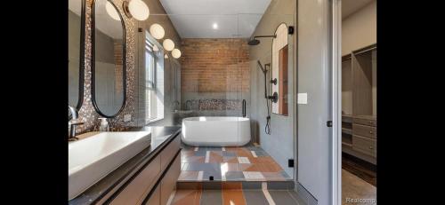 Carriage House with garage downtown – khách sạn tại Midtown