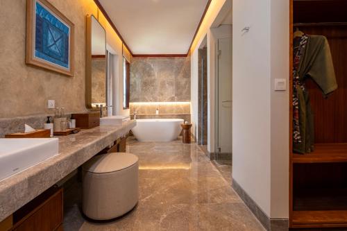 room detail thumbnail 2