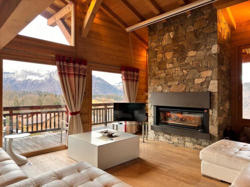 Chalet de Standing 5 Chambres avec Jacuzzi et Parking - FR-1-836-51