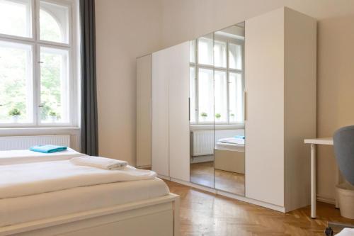 Apartments 5 minutes walk from Old Town - 102 m2 w balcony, view, shower plus bath, Praha (fotografie 5)