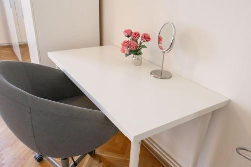 Apartments 5 minutes walk from Old Town - 102 m2 w balcony, view, shower plus bath, Praha (fotografie 6)