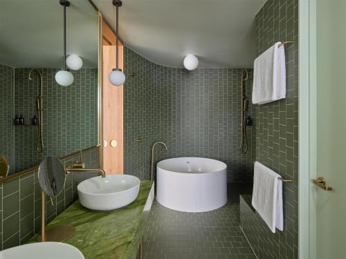 room detail thumbnail 2