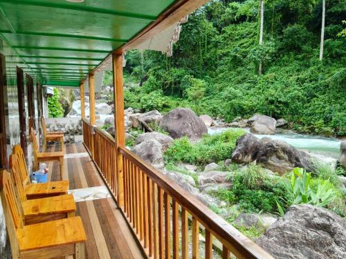Balcony/terrace, Murti River View Retreat By StayApart in Kumai Tea Garden