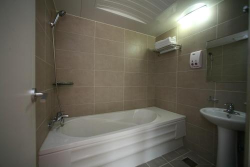 room detail thumbnail 2