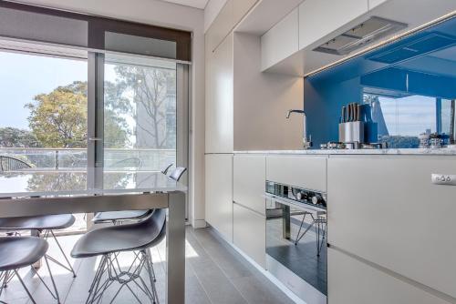 Explore Sydney from Stylish North Shore Apartment - image 9