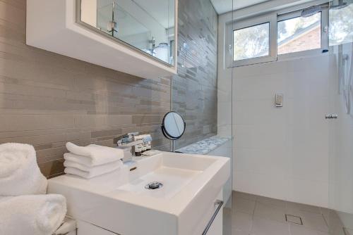Explore Sydney from Stylish North Shore Apartment - image 2