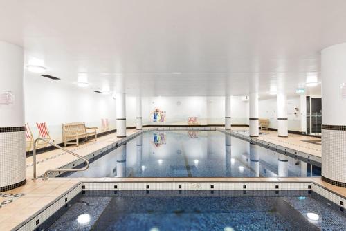 Spacious retreat walking distance from city centre - image 6