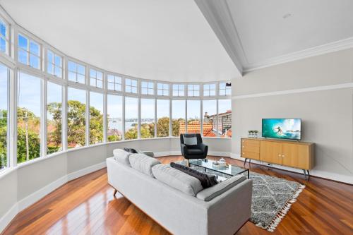 Huge Harbour View Apartment In Historic Home - image 7