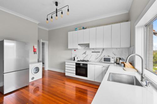Huge Harbour View Apartment In Historic Home - image 5