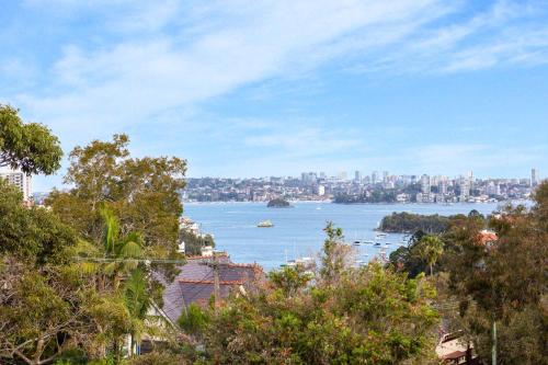 Huge Harbour View Apartment In Historic Home - image 10