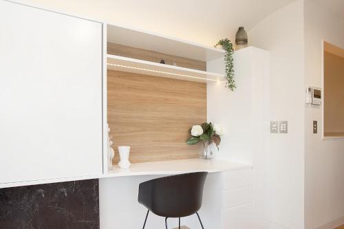 Perfect Located 2-Bed with Spacious Balcony & BBQ - image 3