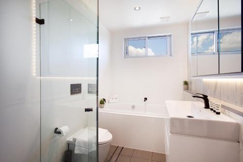 Perfect Located 2-Bed with Spacious Balcony & BBQ - image 6
