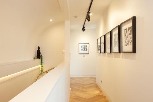 Perfect Located 2-Bed with Spacious Balcony & BBQ - image 10